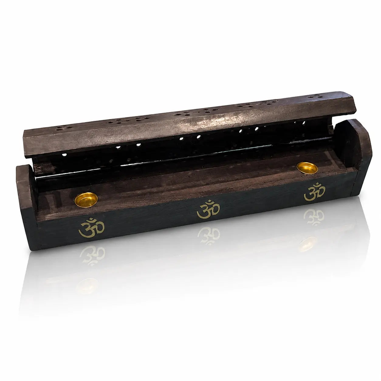Boîte porte-encens en bois noir entrouverte, décorée de trois symboles Om dorés, révélant deux petites coupelles en laiton à l'intérieur, sur fond blanc.