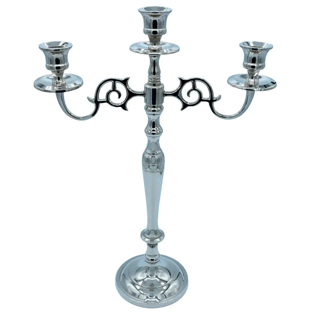 Un candélabre à 3 branches en métal argenté brillant, arborant un style classique avec des volutes décoratives et un pied élancé, présenté sur un fond blanc.