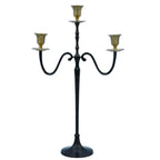 Un candélabre à 3 branches au design élancé, composé d'un corps en métal noir anthracite et de réceptacles dorés contrastants, présenté sur un fond blanc.