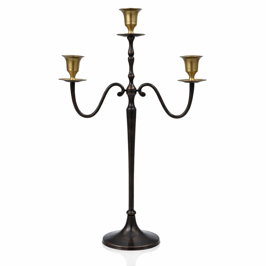 Un candélabre à 3 branches au style raffiné, combinant un corps en métal anthracite foncé et des réceptacles dorés, présenté sur un fond blanc avec un léger reflet.