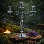 Bougeoir 3 branches argenté en aluminium poli avec courbes élégantes pour chandelles rituelles.