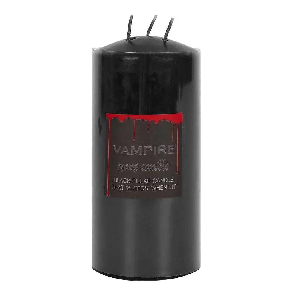 Une bougie pilier noire à trois mèches, nommée "Vampire Tears", conçue pour laisser couler de la cire rouge une fois allumée, présentée sur un fond blanc épuré.