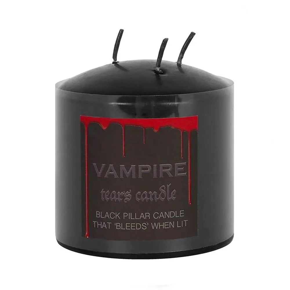Une bougie pilier noire basse à trois mèches, nommée "Vampire Tears", dotée d'une étiquette illustrant des coulures de sang rouge, présentée sur un fond blanc.