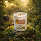 Bougie parfumée artisanale Calisson mèche en bois crépitante sur un socle de pierre et mousse en pleine nature.