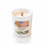 Une bougie parfumée naturelle « Cèdre Bleu » de la marque Sapone & Sens, présentée dans un pot en céramique blanche avec une mèche en bois, sur un fond blanc.