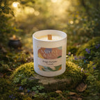 Bougie parfumée artisanale Nomade mèche en bois crépitante sur un socle de pierre et mousse forestière.