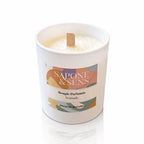 Une bougie parfumée naturelle « Nomade » de la marque Sapone & Sens, présentée dans un pot en céramique blanche avec une mèche en bois, sur un fond blanc.