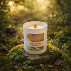 Bougie parfumée artisanale Pamplemousse Vetiver mèche bois sur un socle de pierre et mousse en forêt.