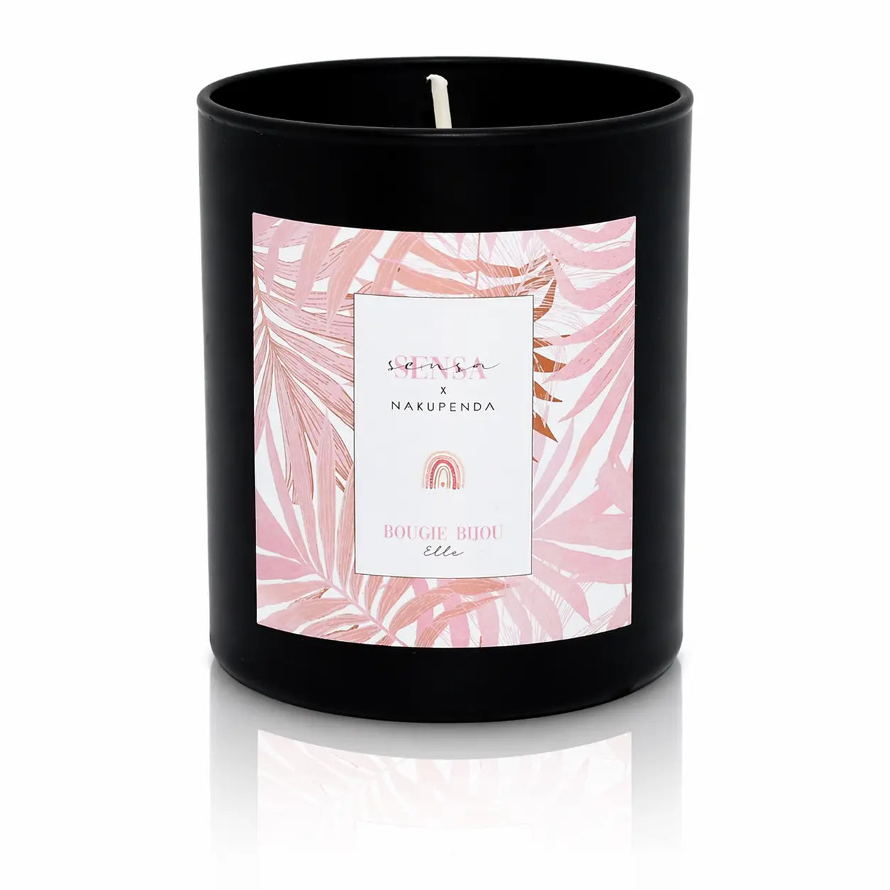 Bougie bijou Sensa x Nakupenda "Elle" dans un pot noir mat avec étiquette fleurie rose.