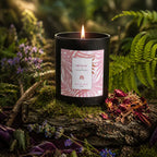 Bougie parfumée Eskalia dans un verre transparent avec une étiquette élégante illustrée d'une silhouette féminine, entourée de framboises fraîches et de rondelles de citron.