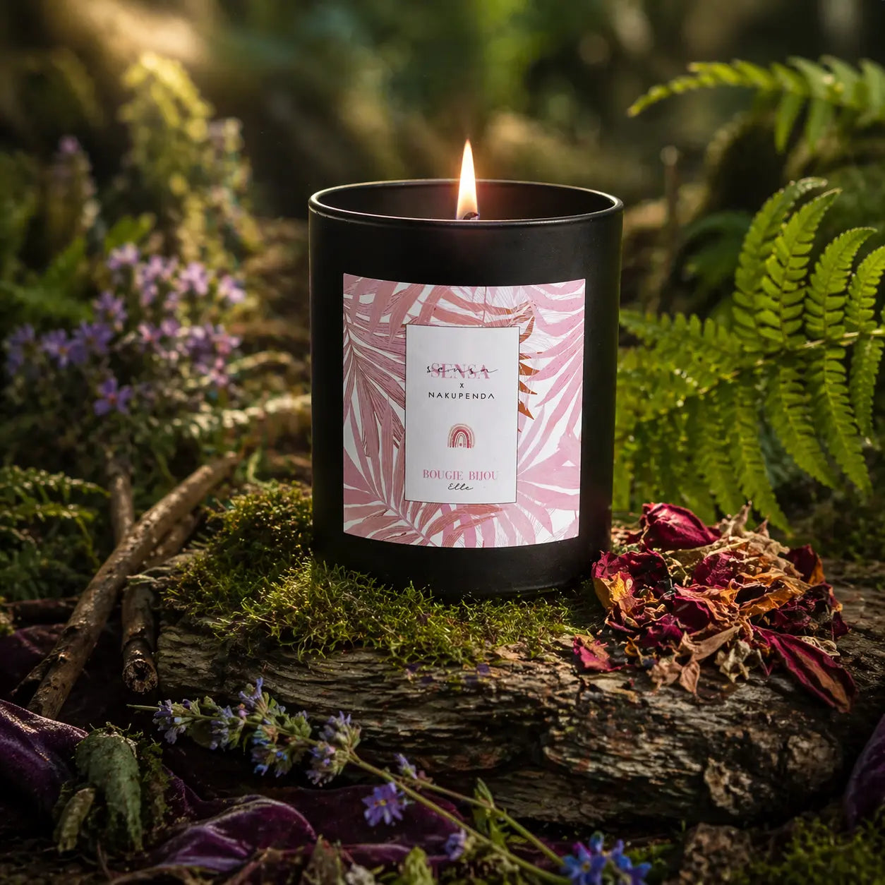 Bougie parfumée Eskalia dans un verre transparent avec une étiquette élégante illustrée d'une silhouette féminine, entourée de framboises fraîches et de rondelles de citron.