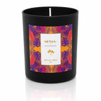 Bougie bijou Sensa x Nakupenda "Été" présentée de face dans son pot noir mat au reflet brillant.
