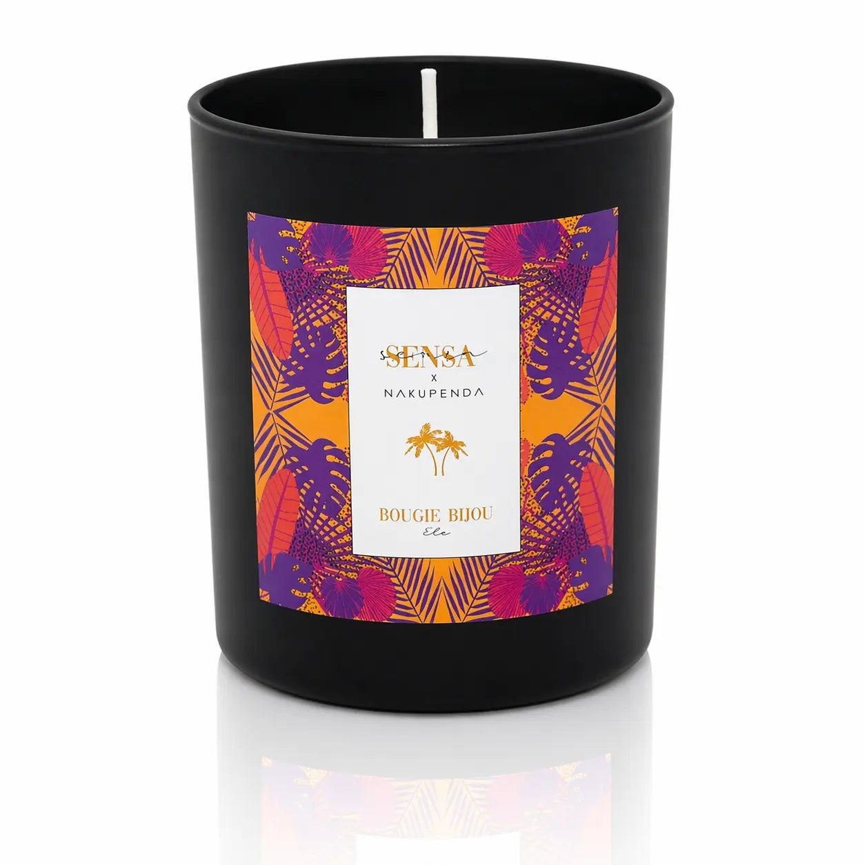 Bougie bijou Sensa x Nakupenda "Été" présentée de face dans son pot noir mat au reflet brillant.