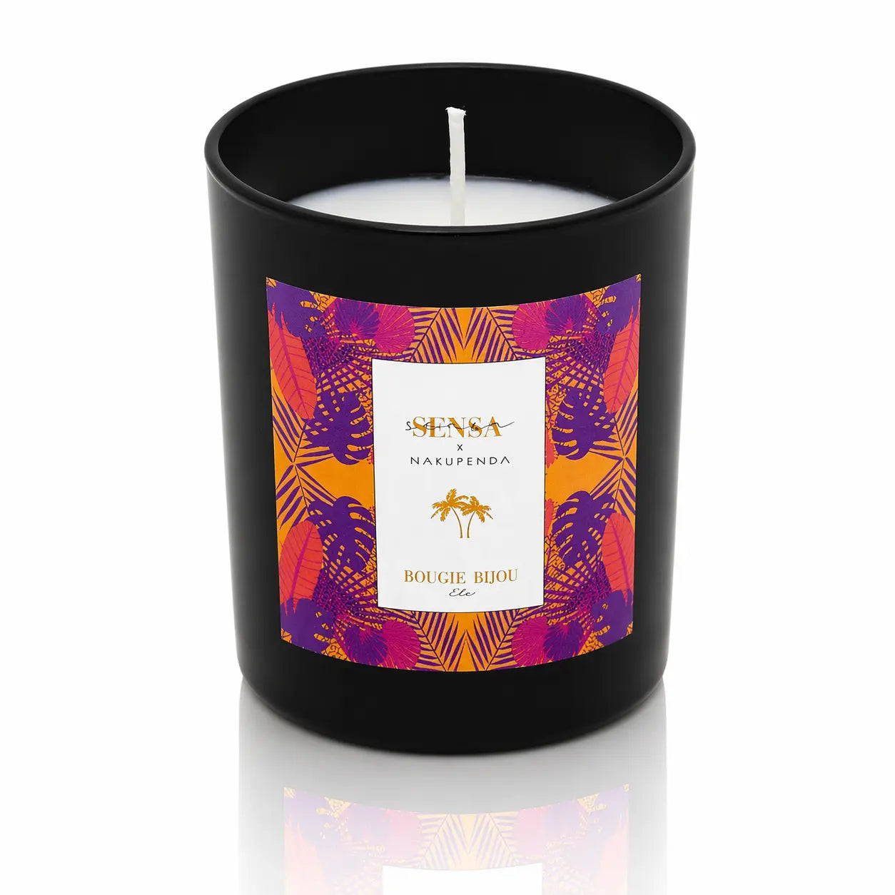 Bougie bijou Sensa x Nakupenda "Été" dans un pot noir mat avec étiquette tropicale orange et violette.