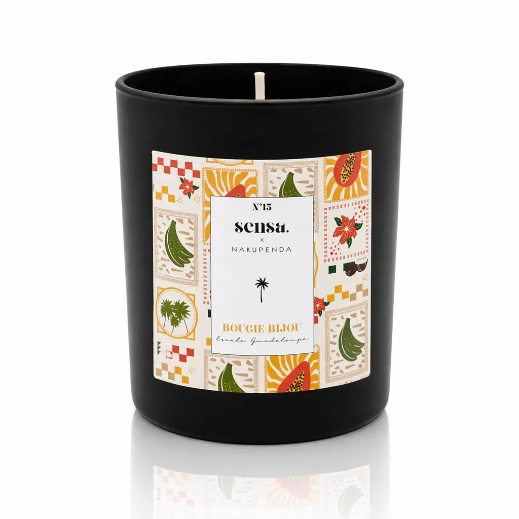 Bougie bijou Sensa x Nakupenda n°15 Escale Guadeloupe présentée de face dans son pot noir mat.