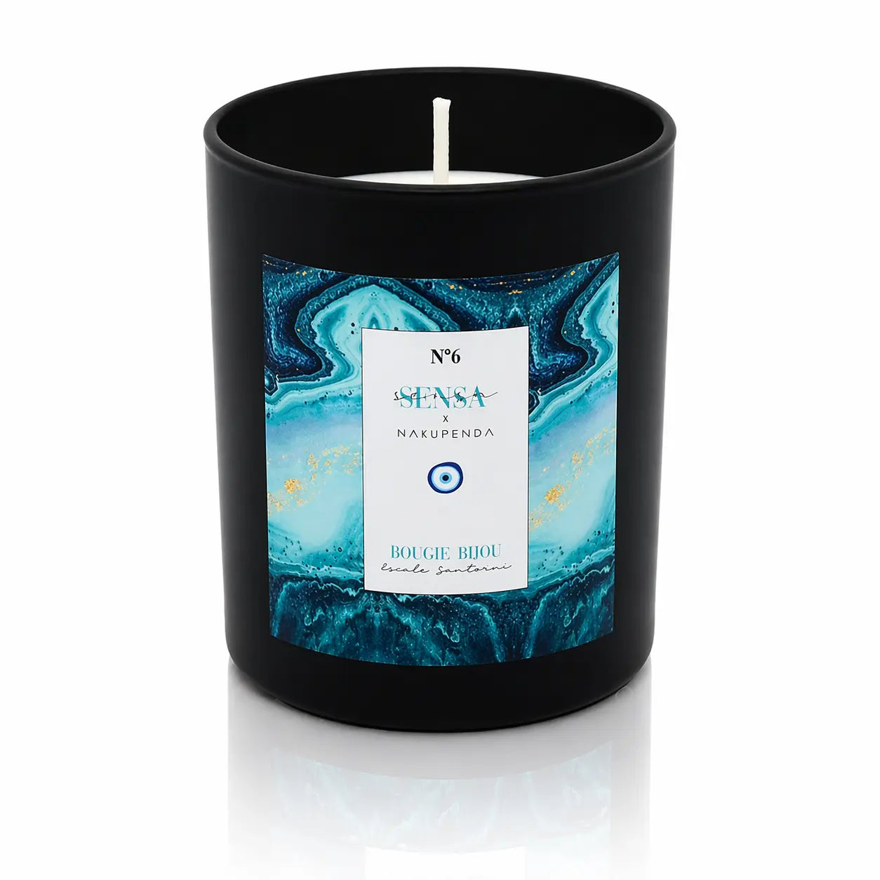 Bougie bijou Sensa x Nakupenda n°6 Escale Santorini présentée de face dans son pot noir mat.