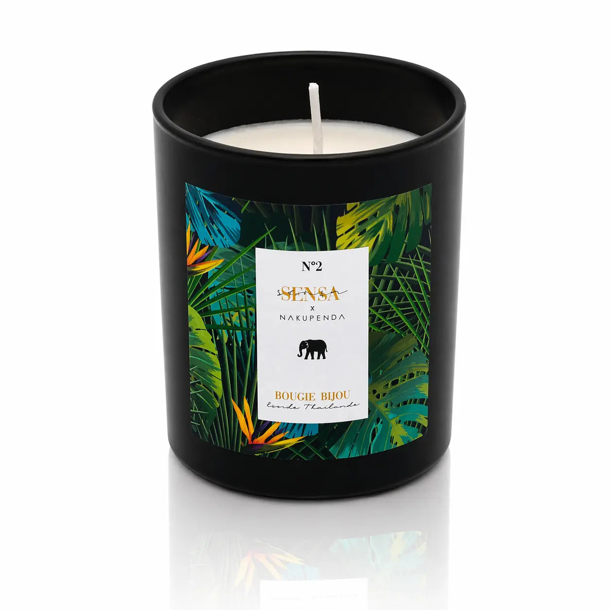 Bougie bijou Sensa x Nakupenda n°2 Escale Thaïlande avec étiquette oiseau du paradis et éléphant.