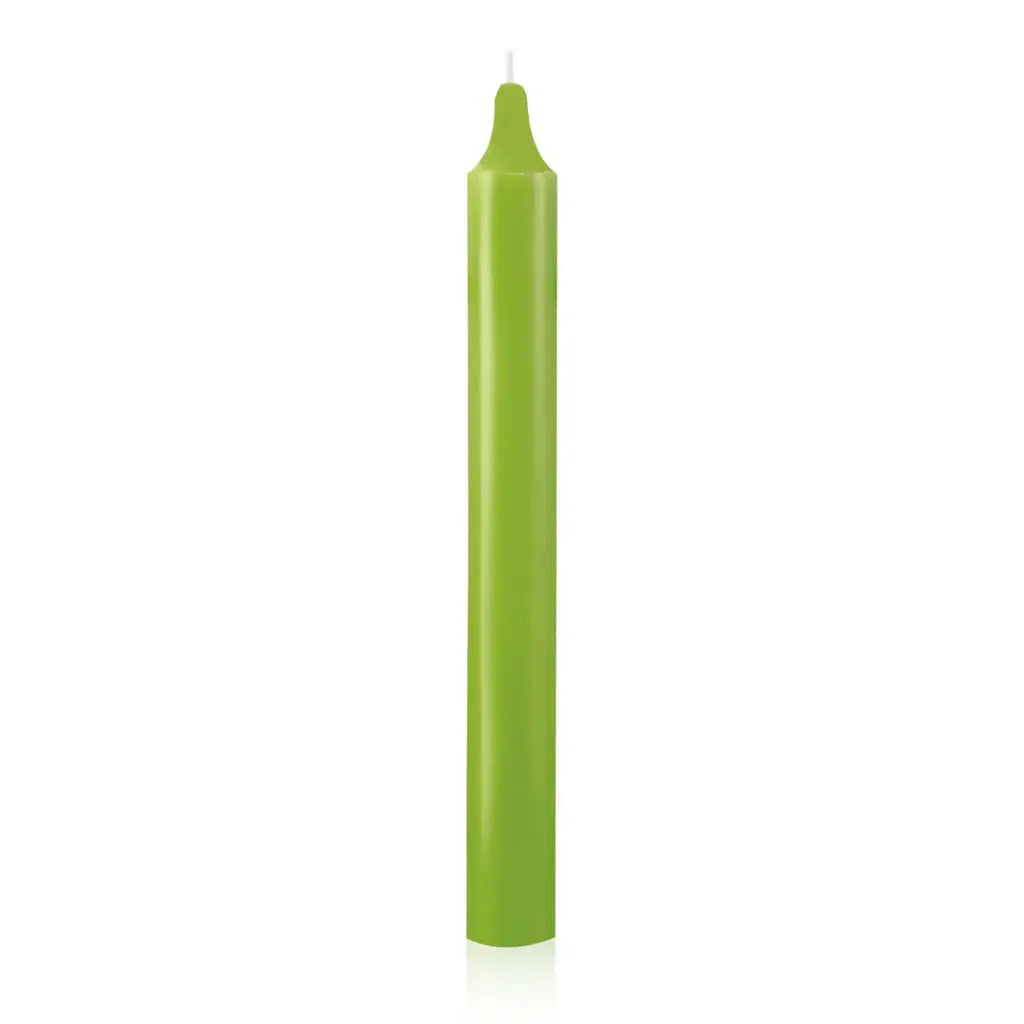 Bougie longue vert pré teintée dans la masse, présentée seule sur fond blanc, mèche blanche non allumée.