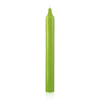 Bougie longue vert pré teintée dans la masse, présentée seule sur fond blanc, mèche blanche non allumée.