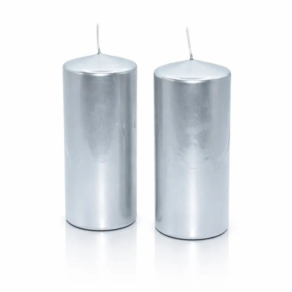 Un lot de deux bougies piliers métallisées argentées, de forme cylindrique, présentées debout sur un fond blanc avec un reflet à leur base.