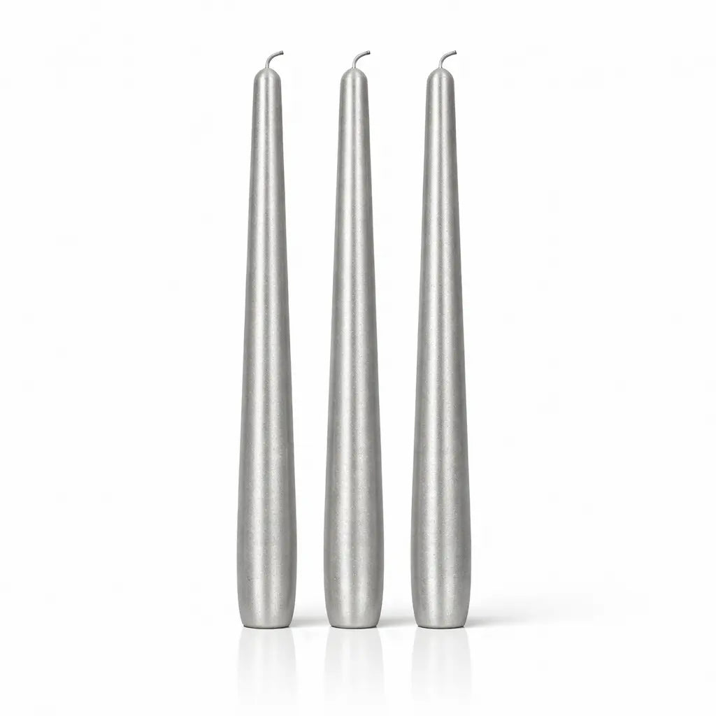 Un lot de trois bougies flambeaux métallisées argentées, de forme effilée et élégante, présentées debout sur un fond blanc avec un léger reflet à leur base.