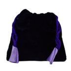 Petite bourse en velours noir avec cordons violets et embouts satinés mauves.