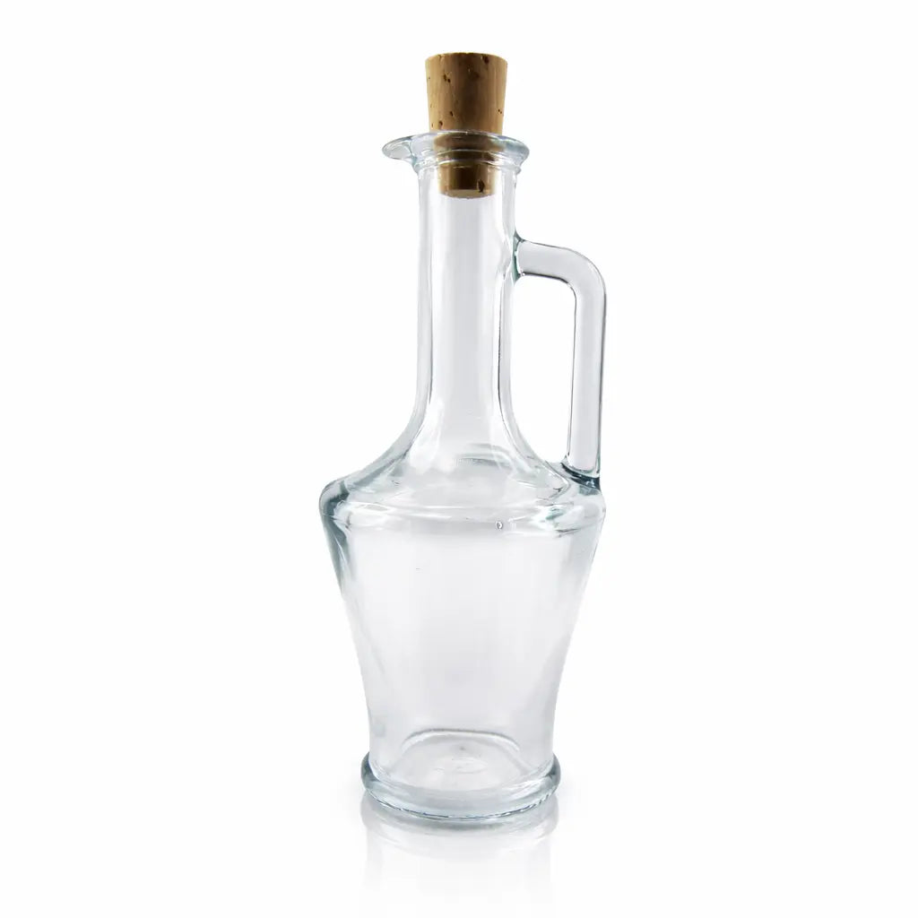 Une petite bouteille en verre transparent de type amphore avec anse et bouchon en liège, idéale pour contenir des élixirs ou des potions, présentée sur un fond blanc.