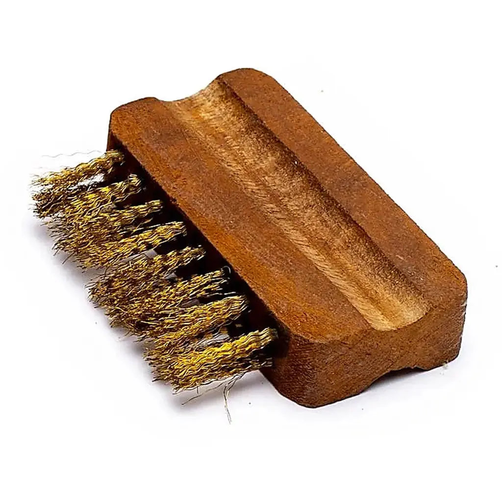 Brosse de fumigation en bois avec poils métalliques dorés, photographiée sur fond blanc.
