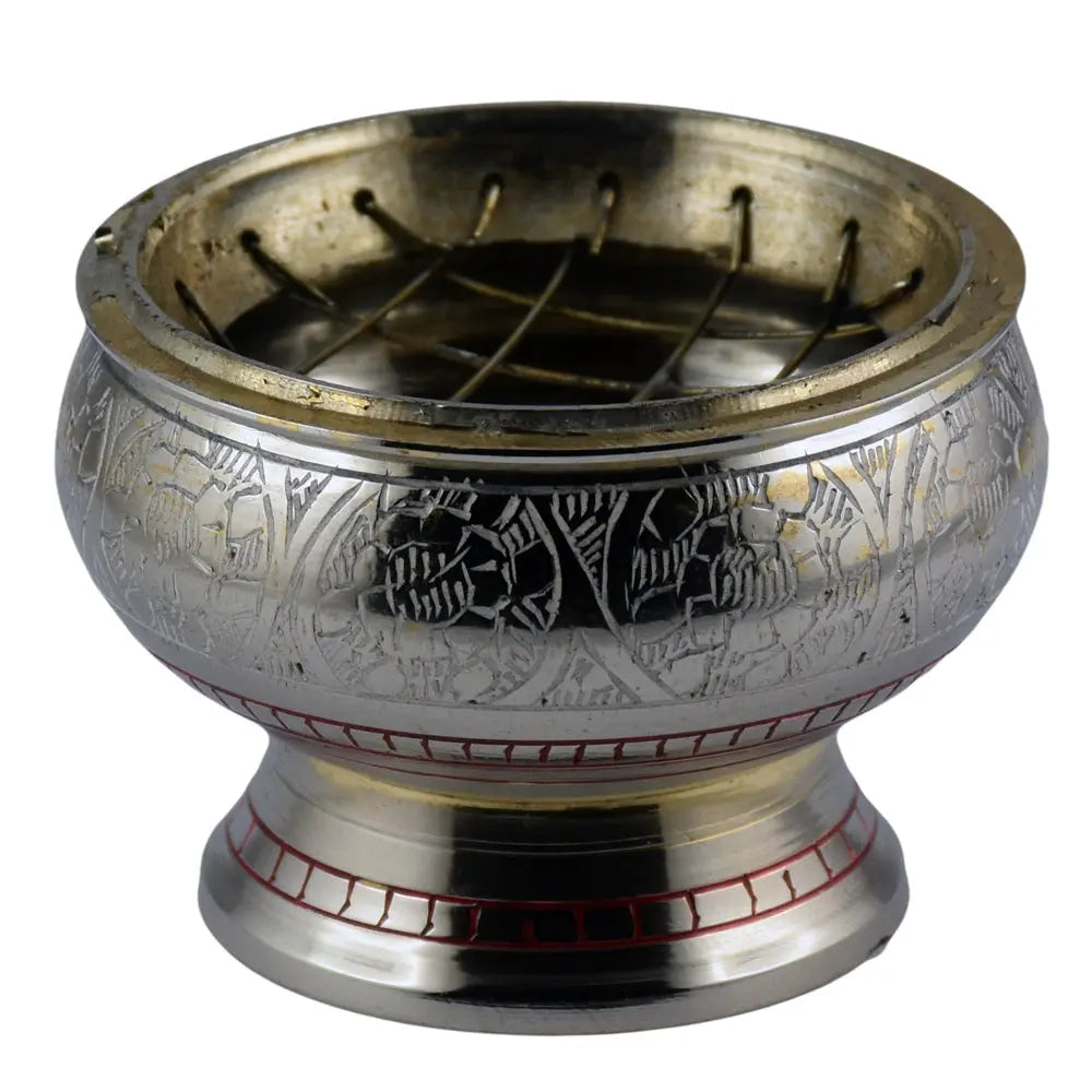 Encensoir sur socle en métal couleur argent, motifs gravés en frise, liserés rouges sur la base, grille supérieure croisée, fond blanc.