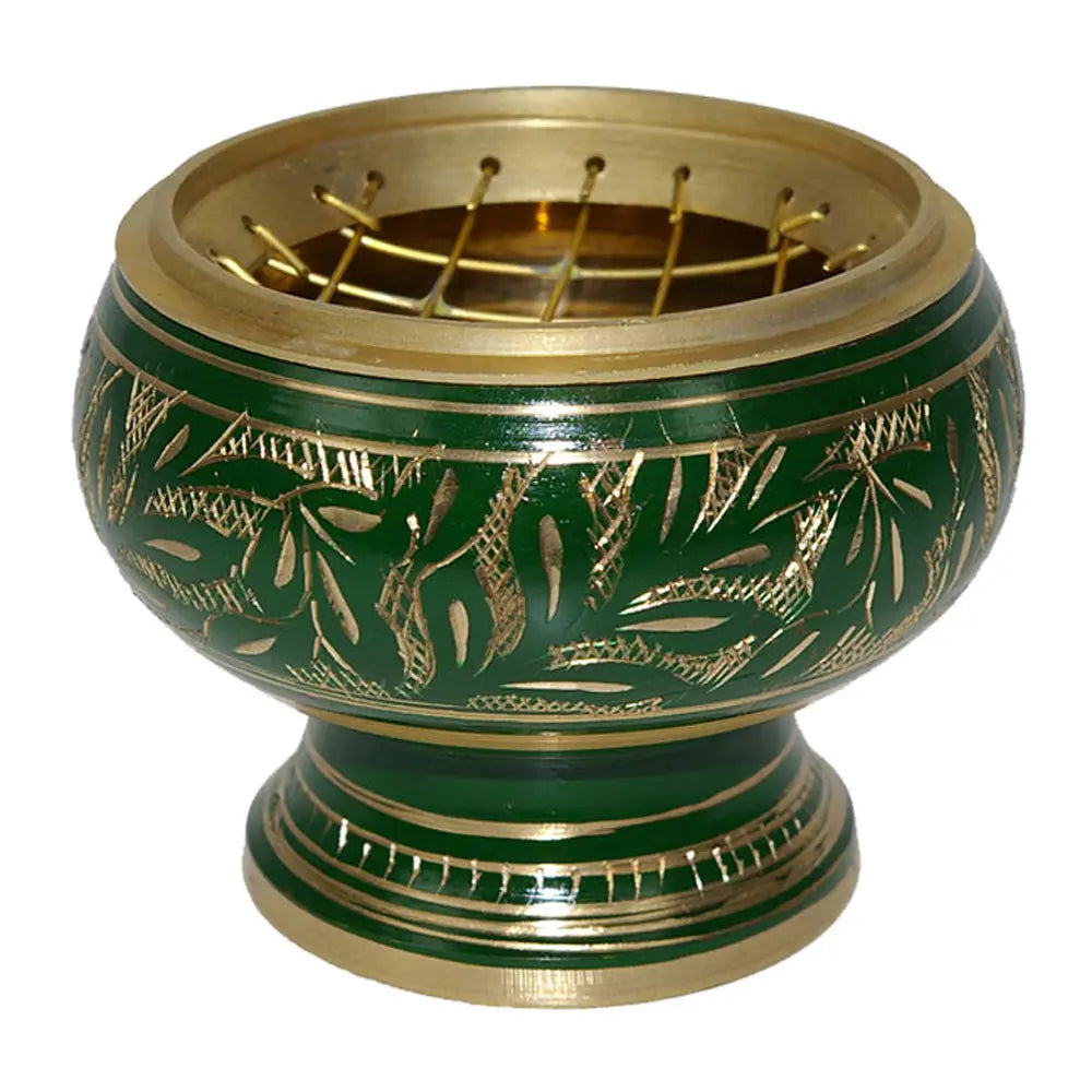 Encensoir en métal vert et or sur base, motifs gravés sur le pourtour, grille supérieure croisée, bord et socle dorés, vue studio sur fond blanc.