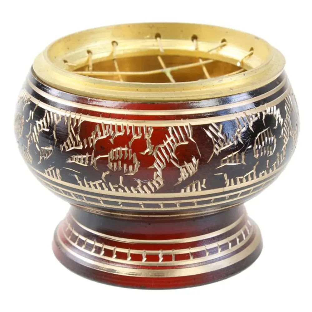 Encensoir sur pied en métal noir et bordeaux avec liserés dorés, motifs gravés, rebord doré et grille croisée, finition brillante, fond blanc.