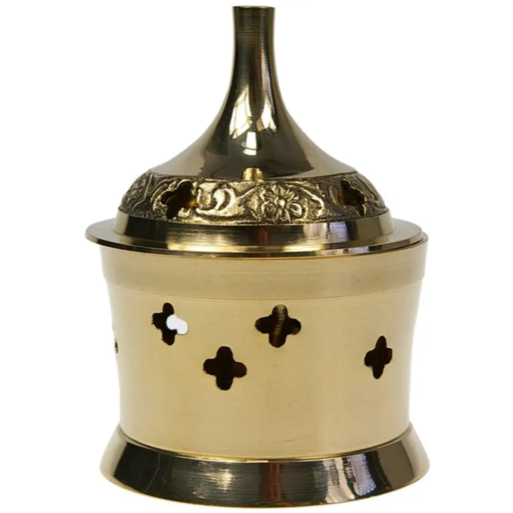 Encensoir avec couvercle conique en laiton doré, motifs gravés sur la bague supérieure, perforations en croix, forme tour sur socle, fond blanc.