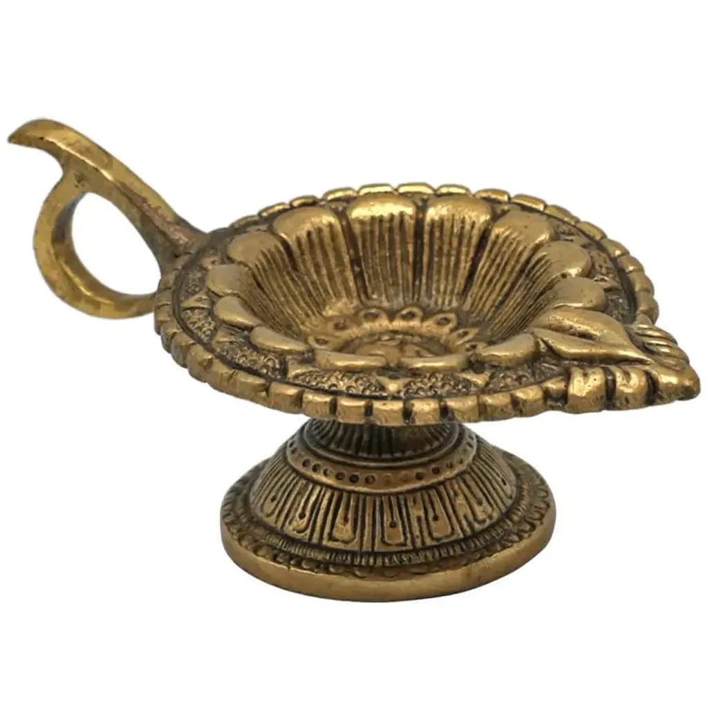Brûleur à bougie en métal doré de style oriental, en forme de feuille sur pied avec une anse.