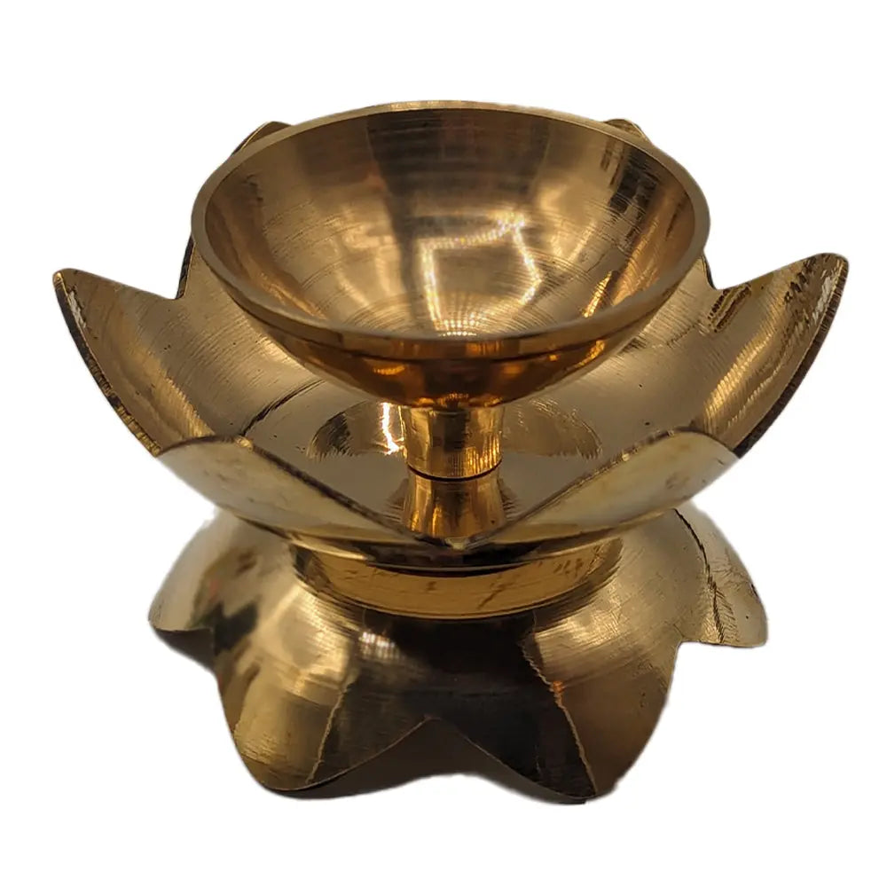 Brûleur à bougie en métal doré, forme de fleur à pétales avec coupelle centrale surélevée, posé sur fond blanc.