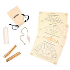 Coffret de divination Omsaé avec pendule quartz rose, planches, bougie blanche, palo santo et pochon beige