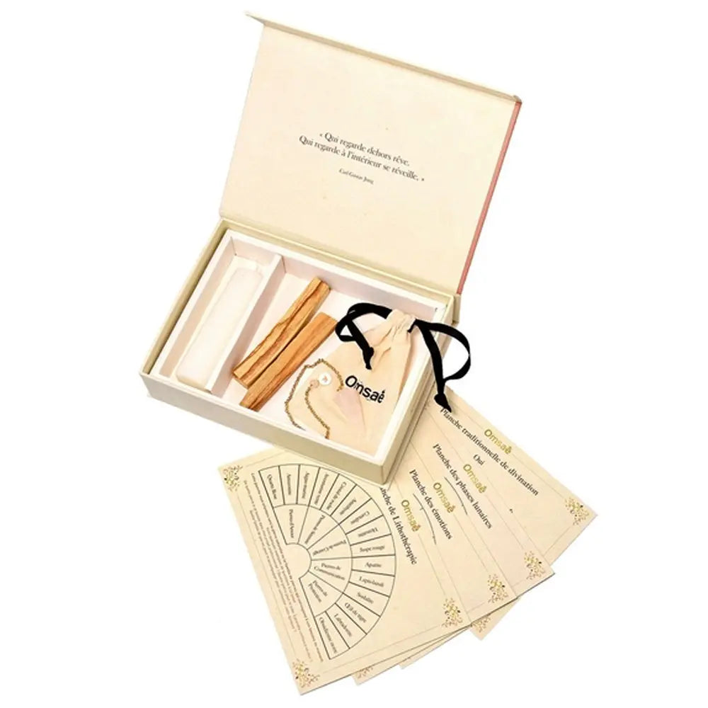 Coffret divination & intuition Omsaé avec pendule quartz rose, bougie blanche, palo santo et planches beiges.