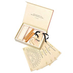 Coffret divination & intuition Omsaé avec pendule quartz rose, bougie blanche, palo santo et planches beiges.