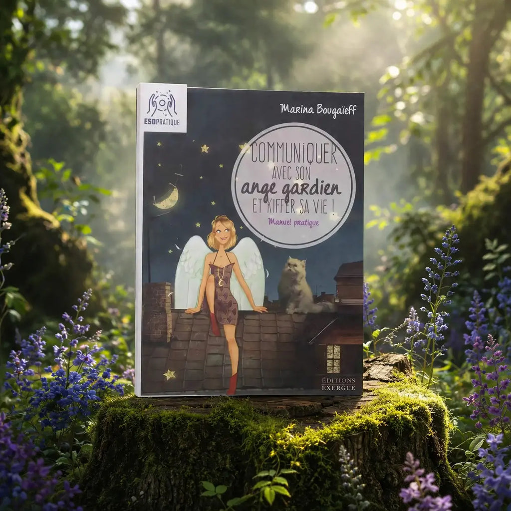 Livre Communiquer avec son Ange Gardien et Kiffer sa vie ! de Marina Bougaïeff posé sur une souche moussue, illustré d'une jeune femme ailée assise sur un toit avec son chat sous un ciel étoilé.