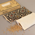 Masque de relaxation pour les yeux motif cercles, sa recharge de graines bio et sa boîte en carton.
