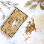 Masque de détente yeux panda dans sa boîte avec grains de blé et lavande sur fond marbre.