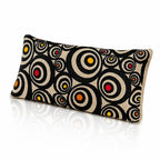 Coussin de détente pour les yeux en toile motif cercles abstraits graphiques sur fond blanc.