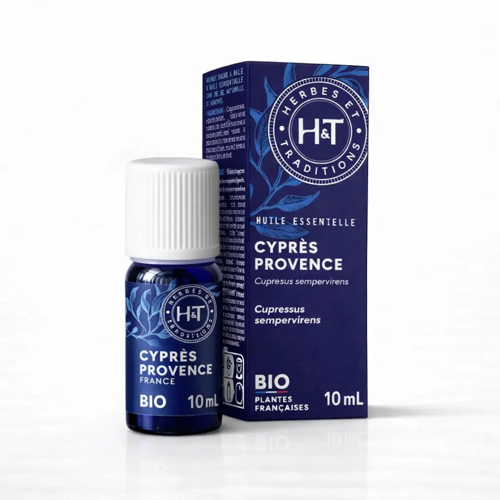 Un flacon de 10 ml et son emballage d'huile essentielle de Cyprès de Provence (Bio) de la marque Herbes & Traditions, issus de plantes françaises et présentés sur un fond blanc.