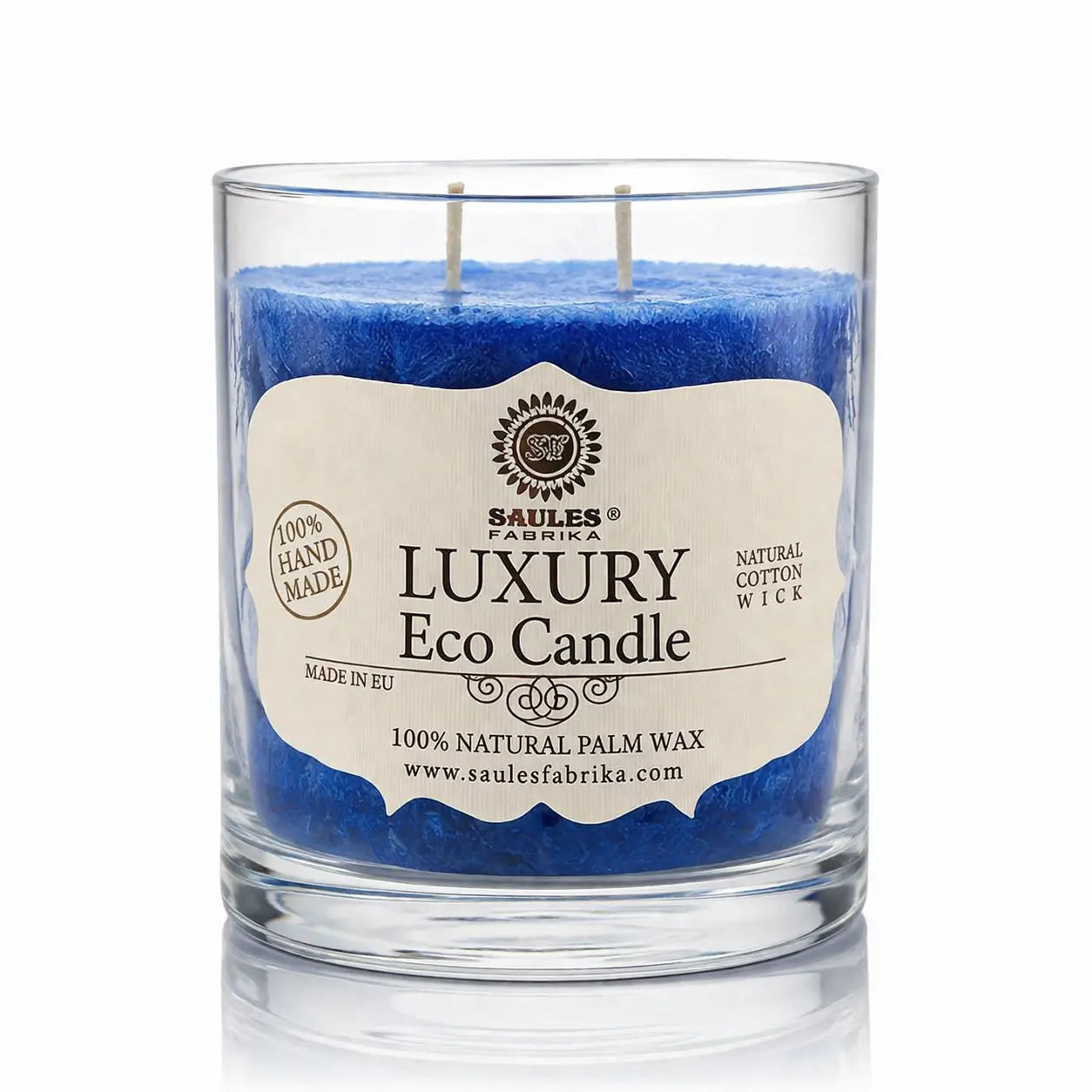Une bougie parfumée artisanale bleue « Luxury Eco Candle » de la marque Saules Fabrika, présentée dans un large pot en verre avec deux mèches en coton, sur un fond blanc.