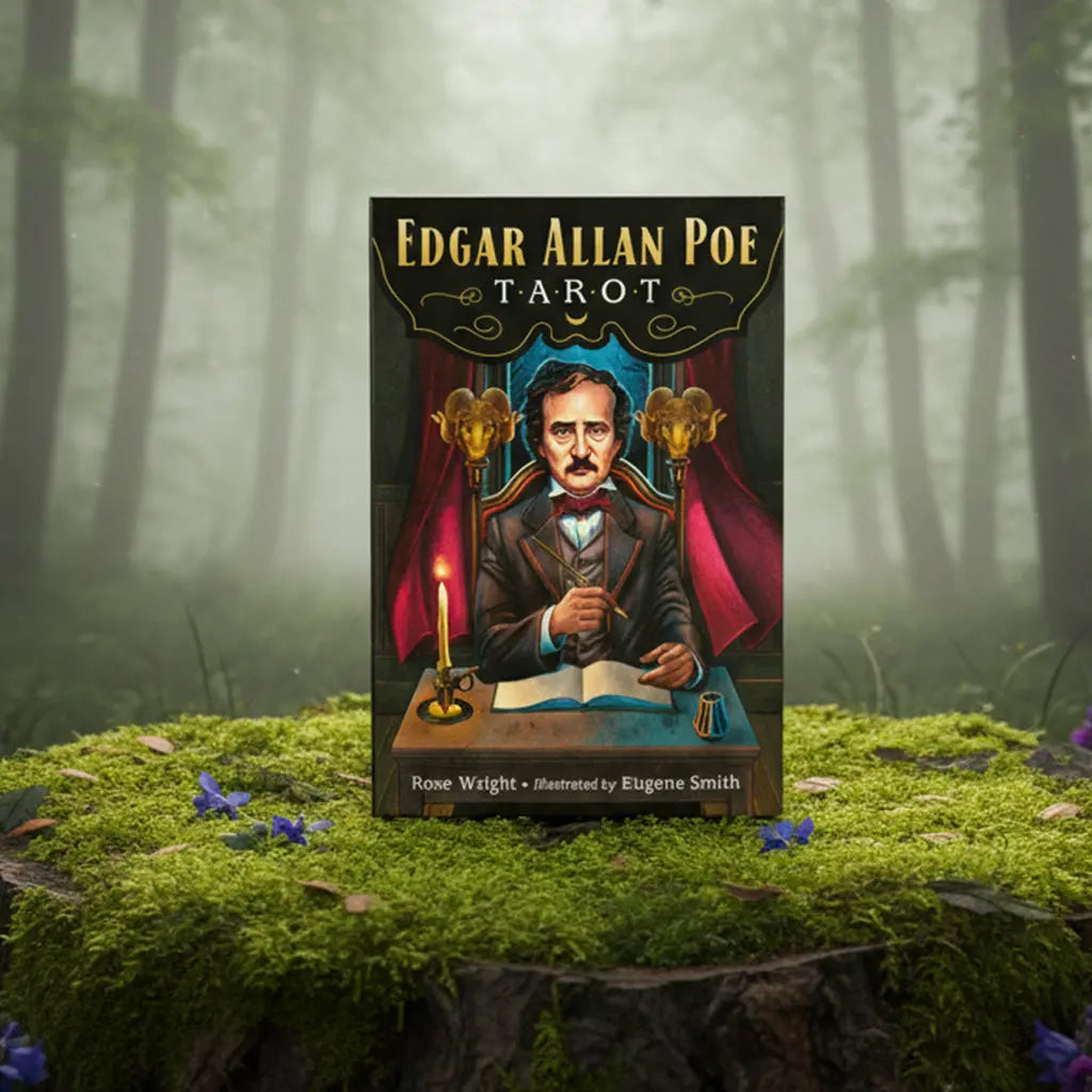 Coffret sombre Edgar Allan Poe Tarot de Rose Wright posé sur une souche, illustré par le portrait de l'écrivain à son bureau avec une plume, une bougie et des têtes de béliers dorées.