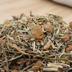 Gros plan sur un mélange d’encens aux herbes séchées et grains de résine jaune.