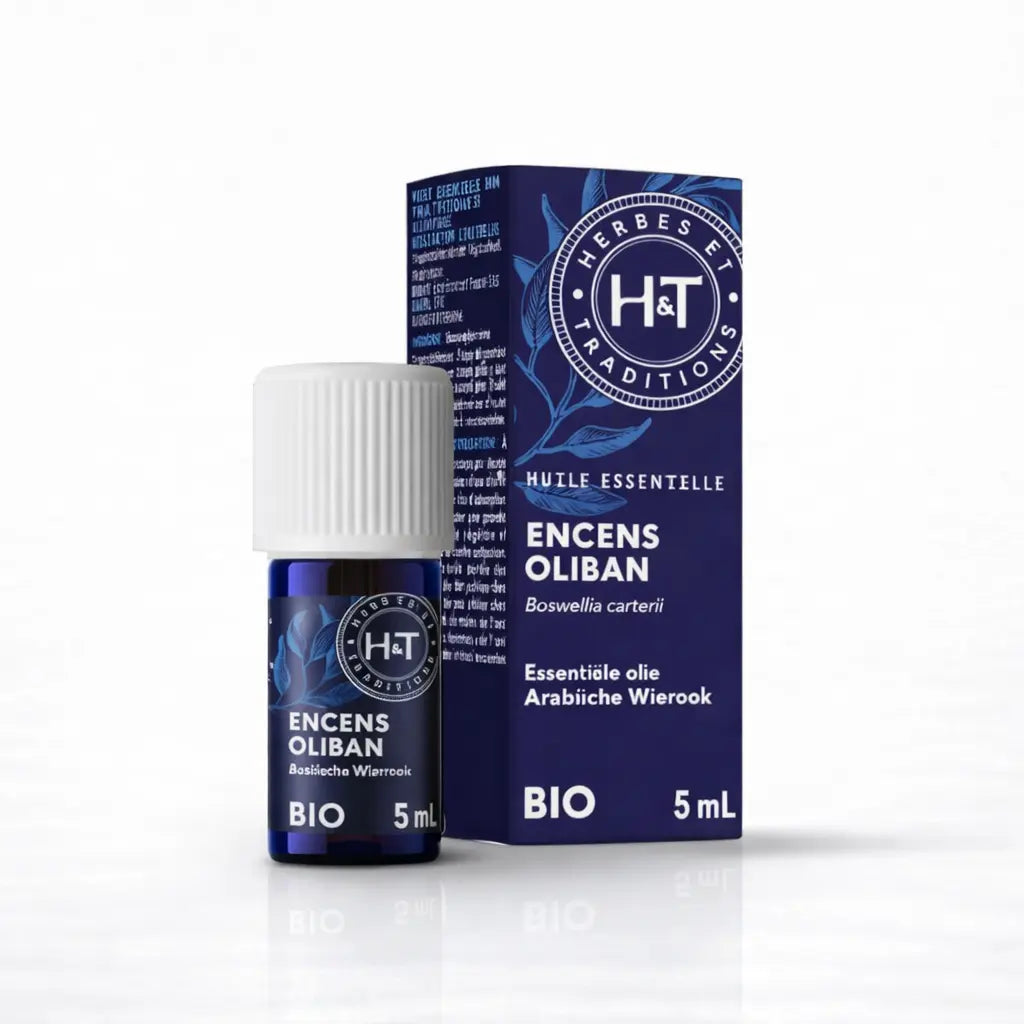 Un flacon de 5 ml d'huile essentielle d'encens oliban bio de la marque Herbes & Traditions, accompagné de son étui en carton bleu foncé assorti, présenté sur un fond blanc.