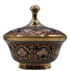 Encensoir en laiton doré avec couvercle, décor peint rouge et bleu à motifs floraux, ajours d’aération visibles, sur fond blanc.