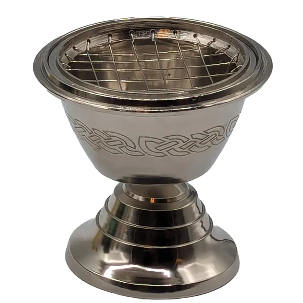 Brûle-encens en métal argenté sur pied, bol avec grille et motif nœud celtique gravé, présenté sur fond blanc.