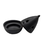 Brûle-encens en céramique noire, bol profond et couvercle en forme de goutte avec découpes étoile et trous, sur fond blanc.