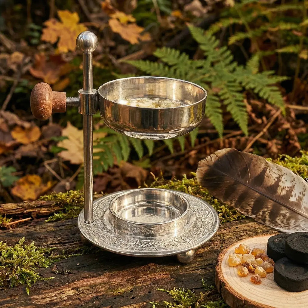 Brûle Encens Réglable Nickel Argenté avec molette en bois posé sur une souche pour un rituel lunaire.